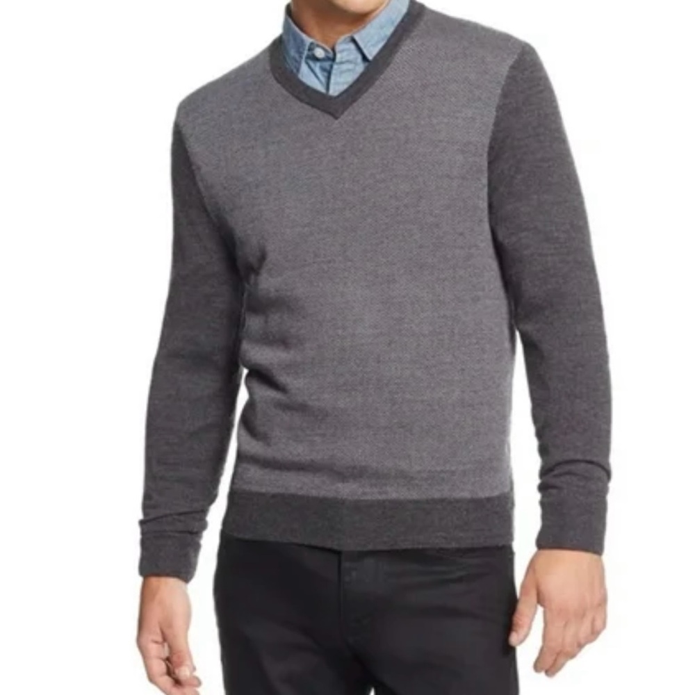 Banana Republic Men’s Silk and Wool V-neck Sweater Pullover. Size L